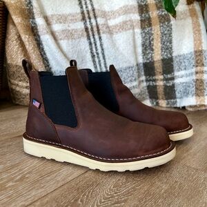 NWOT Danner bull run Chelsea